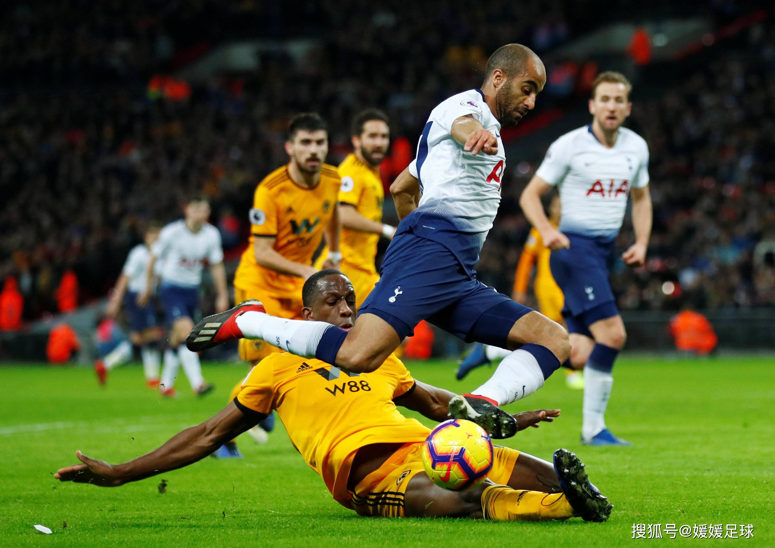 精彩的足球比赛在热火朝天的气氛中进行