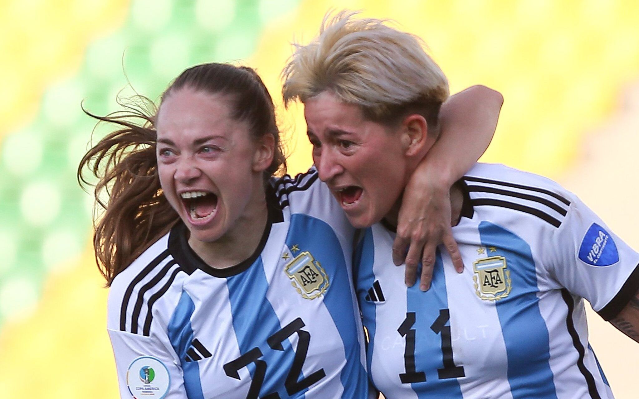 乌拉圭足球运动员在外国比赛中大放异彩