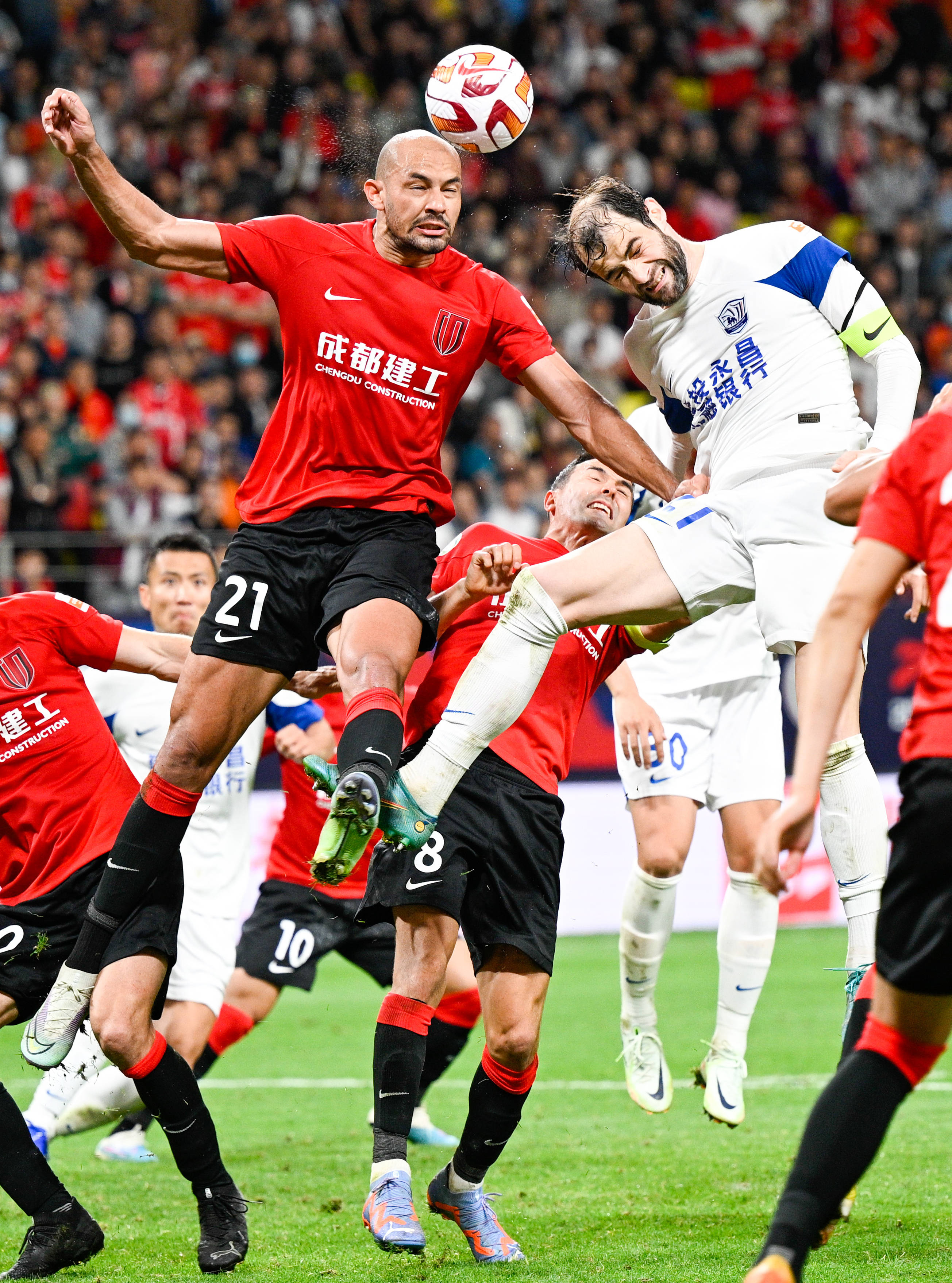 拉霸机器人在球场现身，引发球迷热议