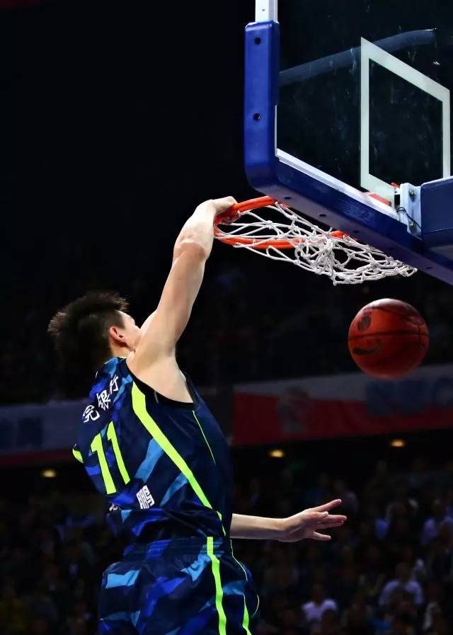 包含莱万蒂内斯主场险胜，维持积分稳定的词条