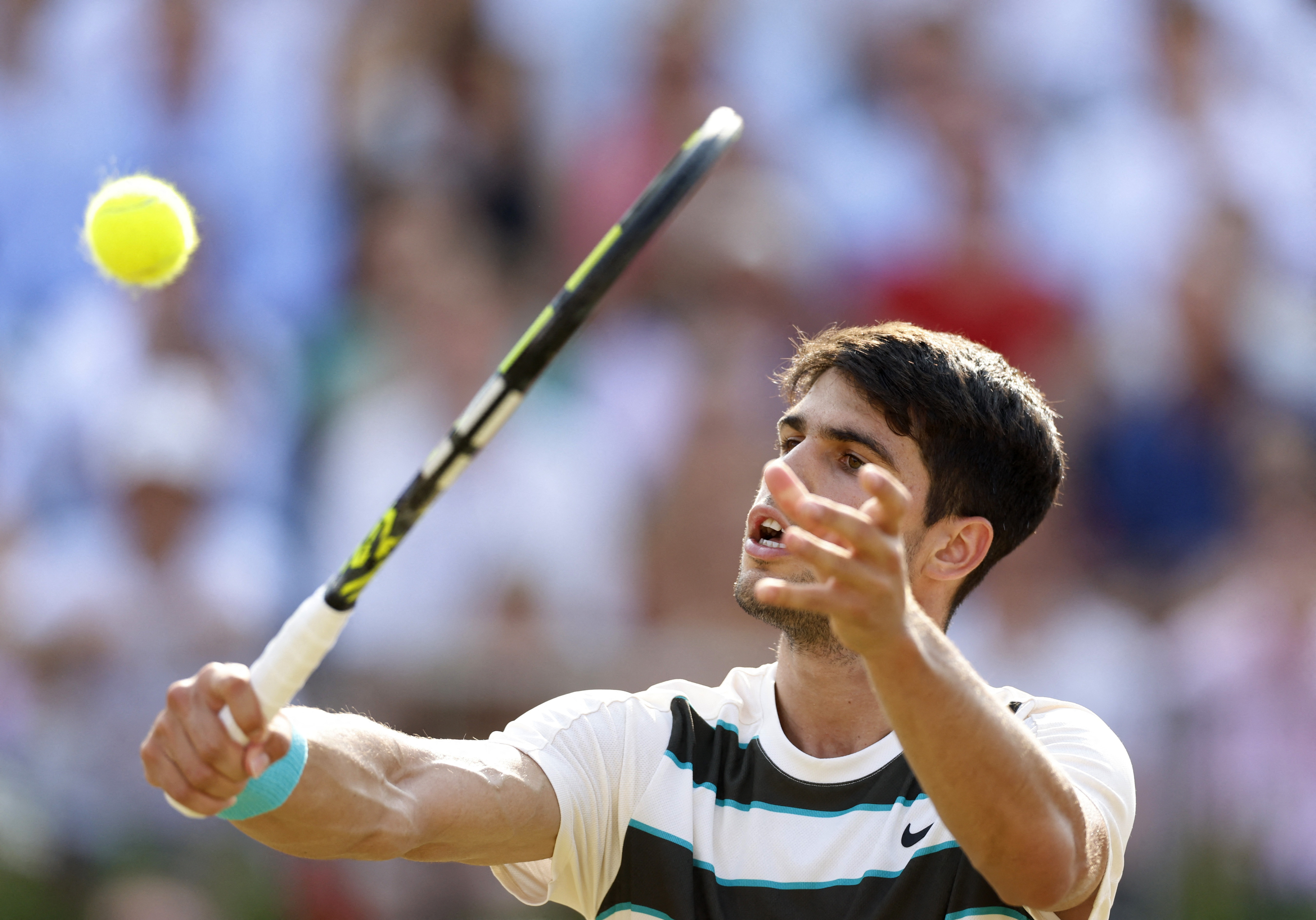 包含澳网轻取戴维斯杯，阿尔卡拉斯点燃赛场的词条