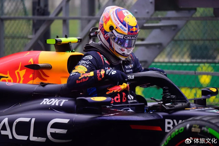 包含红牛车队绝杀雷诺车队，佩雷兹关键制胜的词条