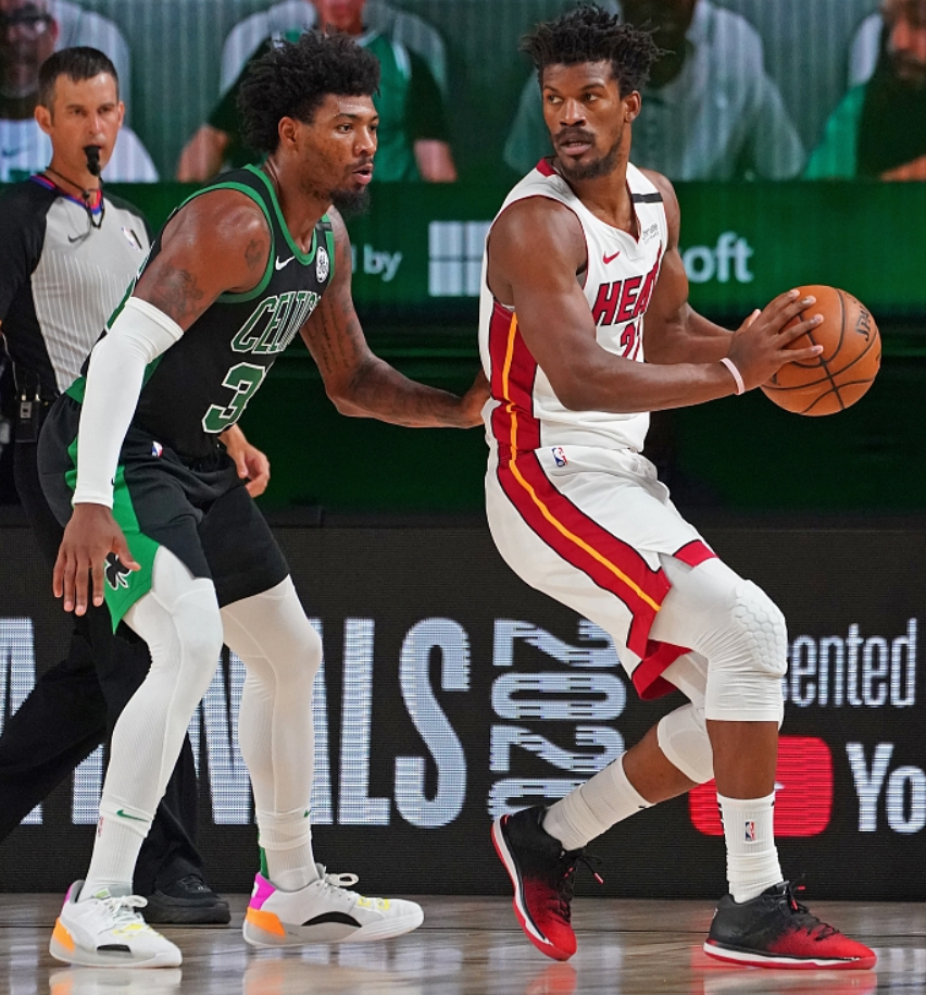 包含巴塞罗那千钧一发晋级，形势岌岌可危的词条