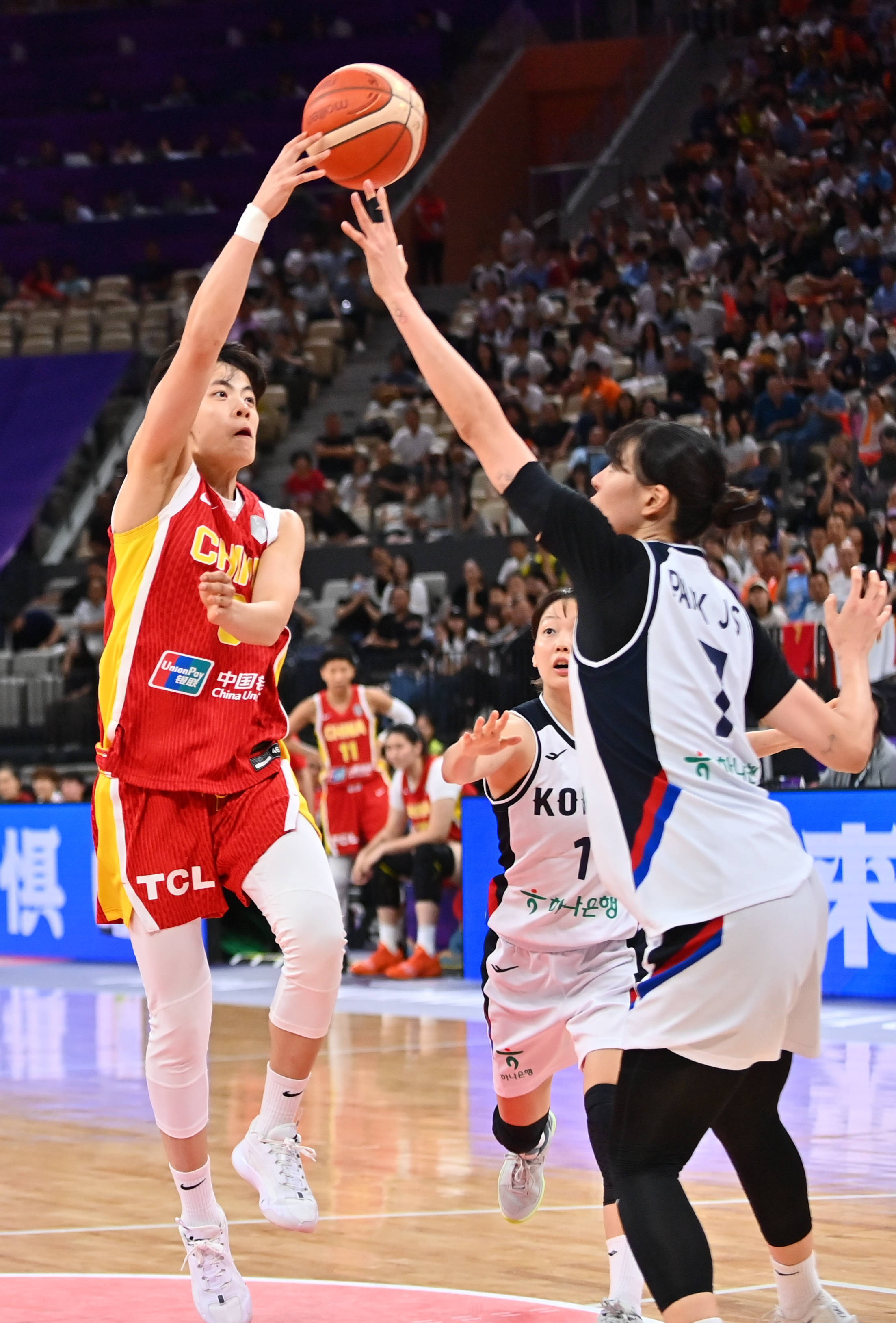 体育领域内的一场激烈篮球比赛备受关注 体育领域内的一场激烈篮球比赛备受关注