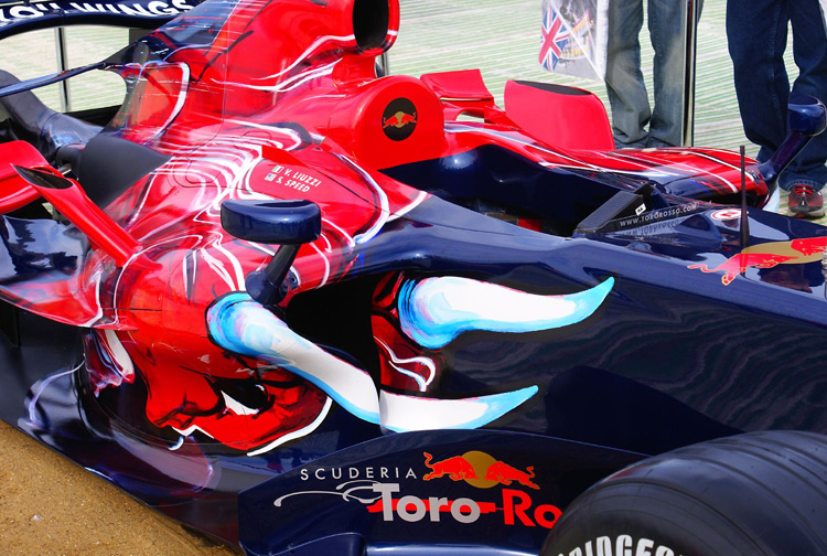 红牛车队险胜阿斯顿马丁，拉塞尔高光表现的简单介绍