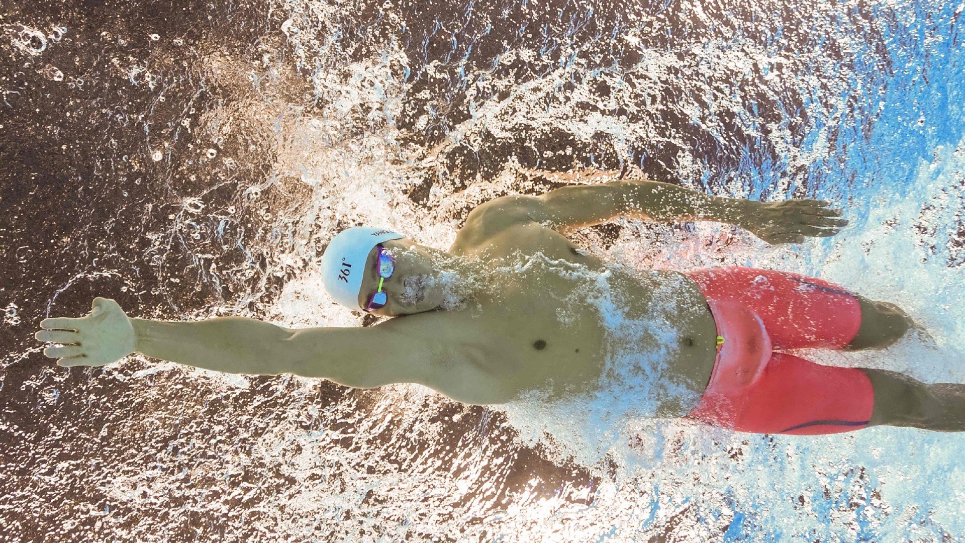 拉亚的统治力，当尼日利亚的激情遇上荷兰的精密，一位门将如何定义比赛