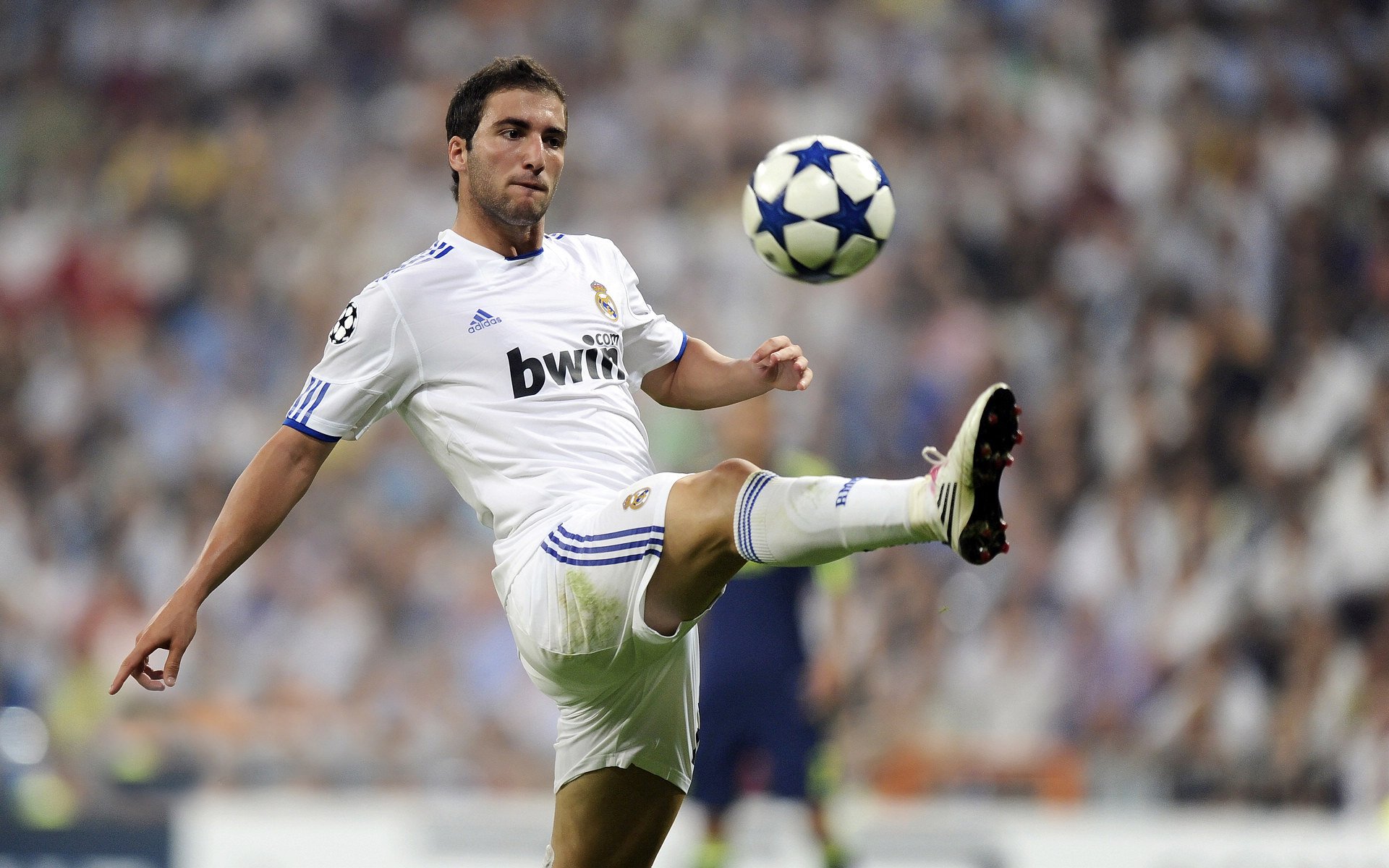 那不勒斯轻取巴黎，佩德里惊艳四座，一场定义未来的欧冠对决