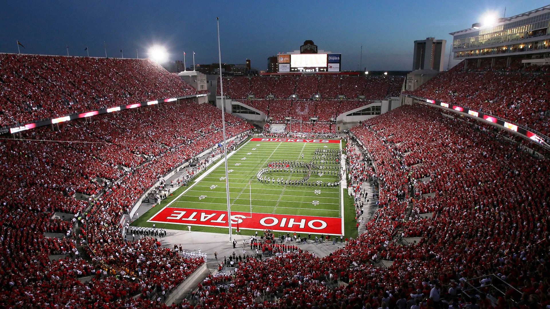 赛道上的心跳时刻，迈凯伦险胜红牛二队，拉塞尔状态火热点燃赛场